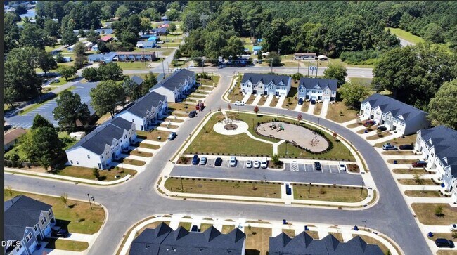 Building Photo - 154 Paramount Dr