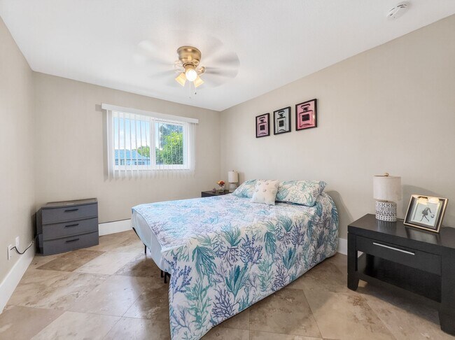 Building Photo - Discover the perfect Naples Park rental just minutes from the beach.