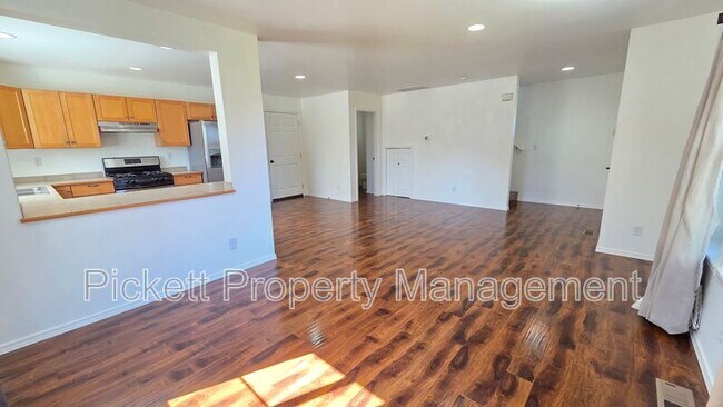 Building Photo - 1733 N Wycoff Ave