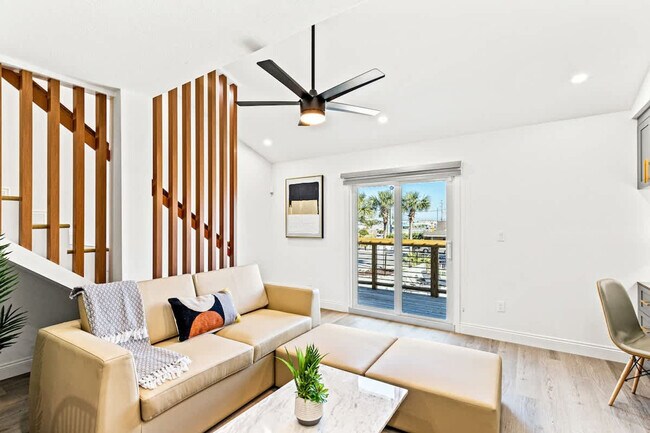 Building Photo - 8115 Thomas Dr