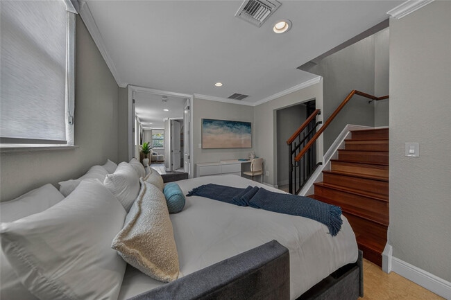 Building Photo - 1215 NE 1st St