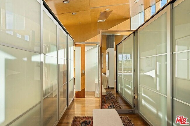 Building Photo - 724 Superba Ave