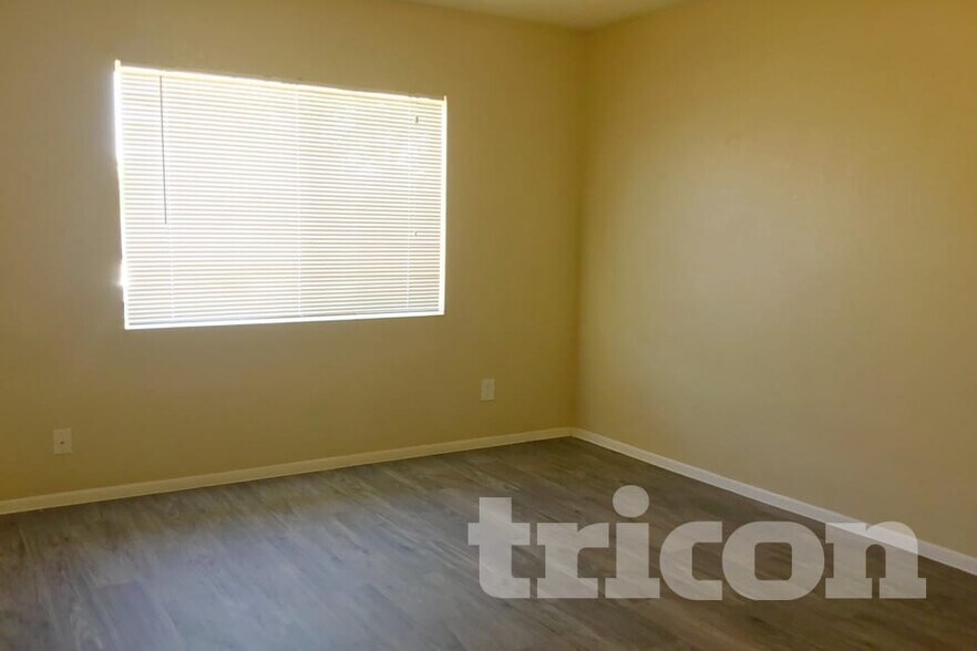 Building Photo - 10710 W Sells Dr