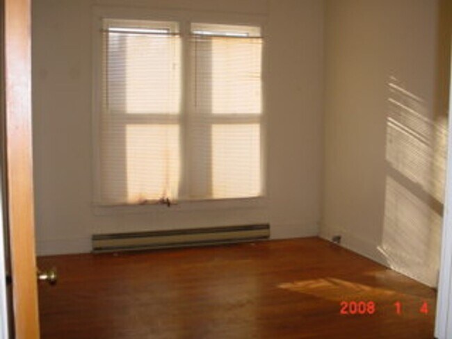 Building Photo - West Pleasant St - 004