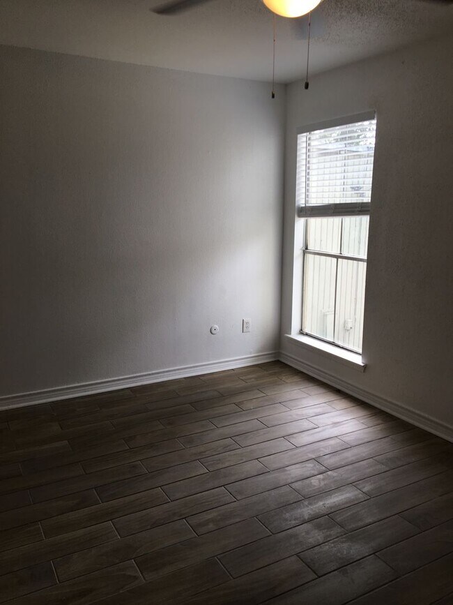 Building Photo - 2 Bedroom 2.5 Bath two story townhome