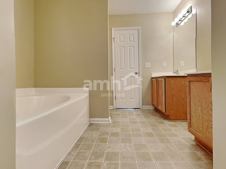 Building Photo - 1528 Pebble Ridge Dr