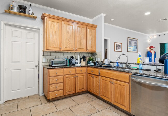 Building Photo - 5 bed 4 bath near campus!