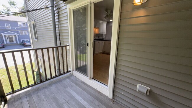 Building Photo - Bright & Sunlit 2nd-Floor Unit in Peaceful Kittery Setting!