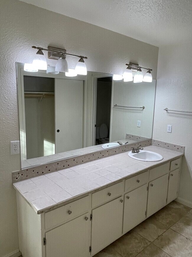 Building Photo - North Stockton 3 Bedroom Single Story Home