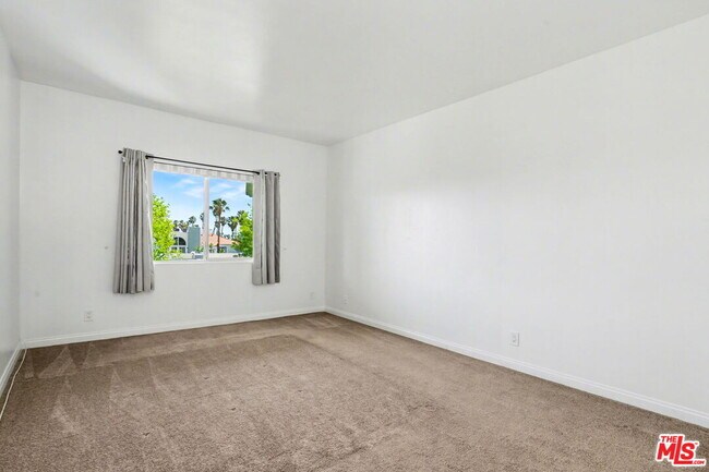 Building Photo - 521 Montana Ave