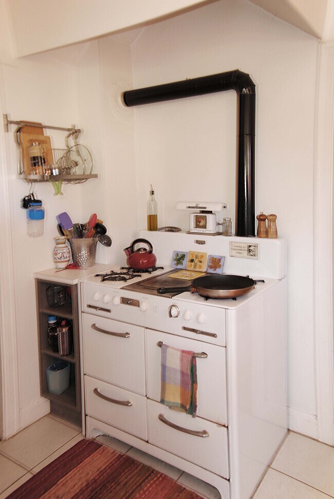 Classic gas stove - 534 Fairbanks Ave
