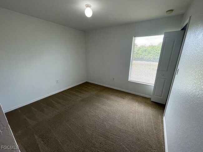 Building Photo - 1601 Flora Ave S