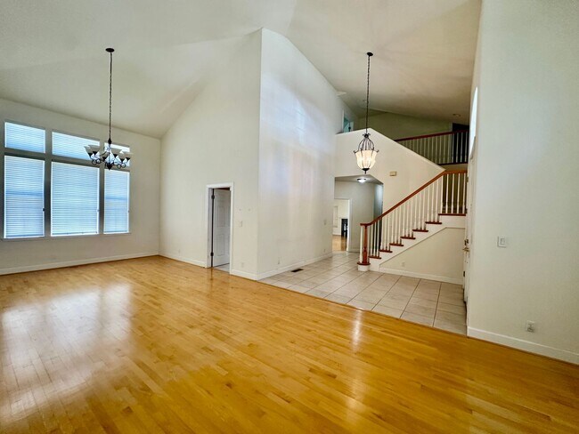 Building Photo - Los Gatos Schools! Central Location, easy commute, beautiful executive home. Ready today!
