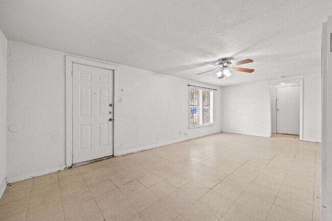 Building Photo - Spacious single story 2 bedroom 1 bath Ava...