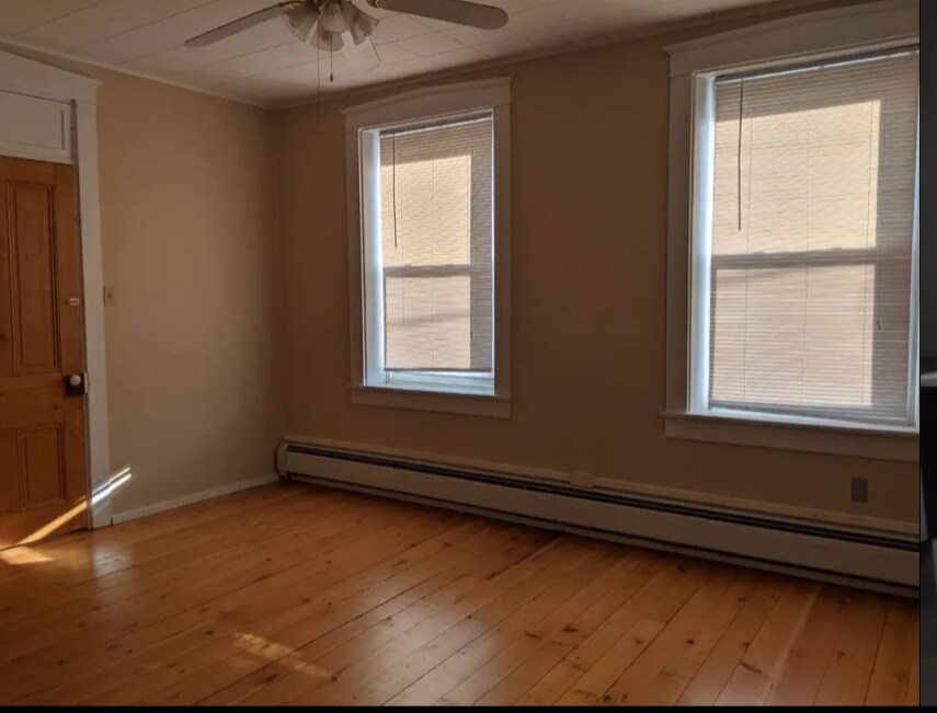 Building Photo - 136 N George St