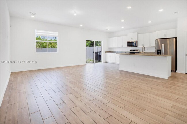 Building Photo - 846 SE 19th St