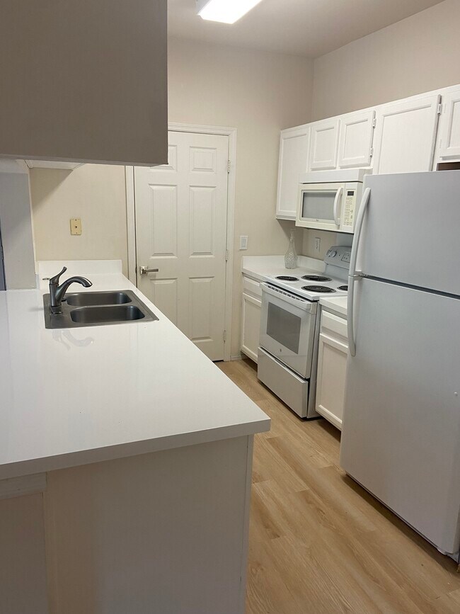Building Photo - 221 Colima Ct