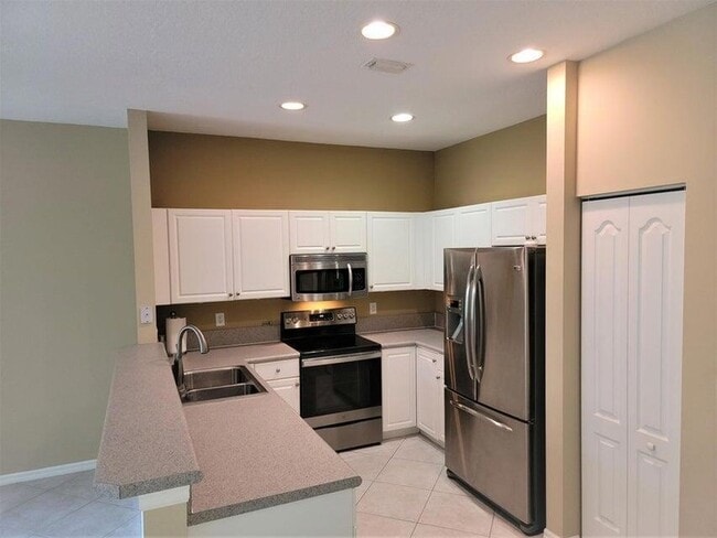 Building Photo - 233 River Bluff Ln