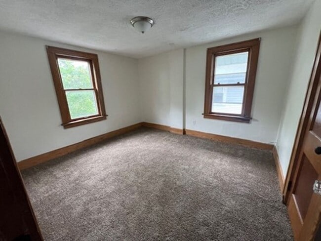 Building Photo - Spacious 4-Bedroom Home