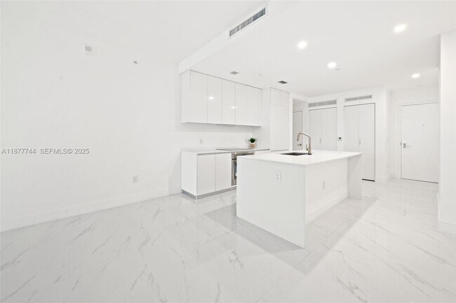 Building Photo - 700 NE 24th St