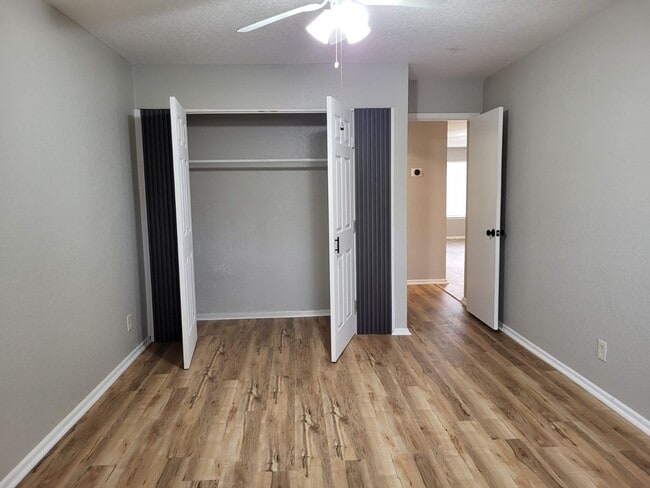 Building Photo - Beautifully Remodeled Condominium for Immediate Move-In