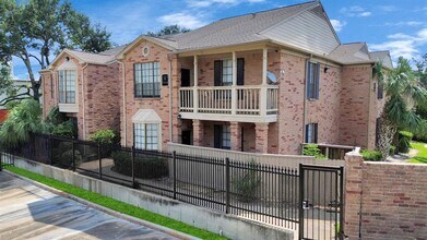 Building Photo - 2255 Braeswood Park Dr