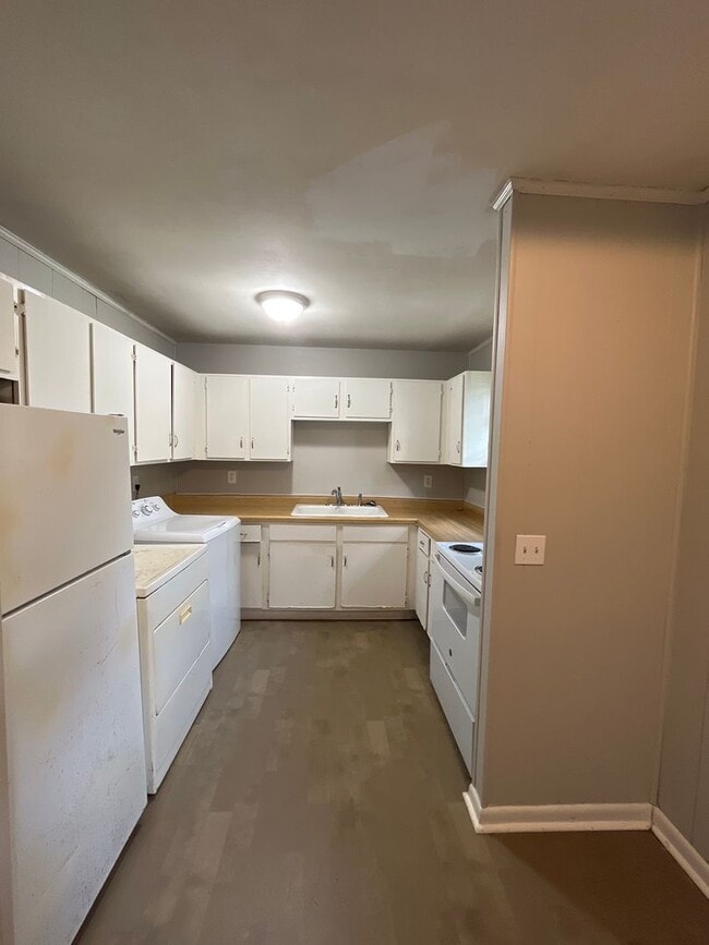 Building Photo - 2 Bedroom/1 Bath Duplex at 421 Cedar Valley Dr. Convenient to Nolensville Pike, shops and restaur...