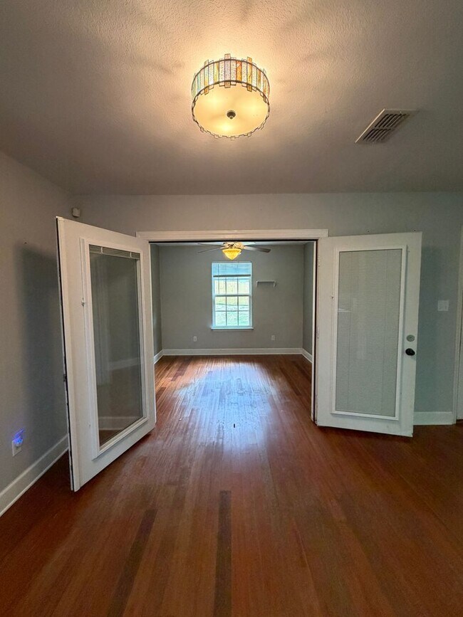 Building Photo - 3/2 home located just off N. Meridian and Available NOW.