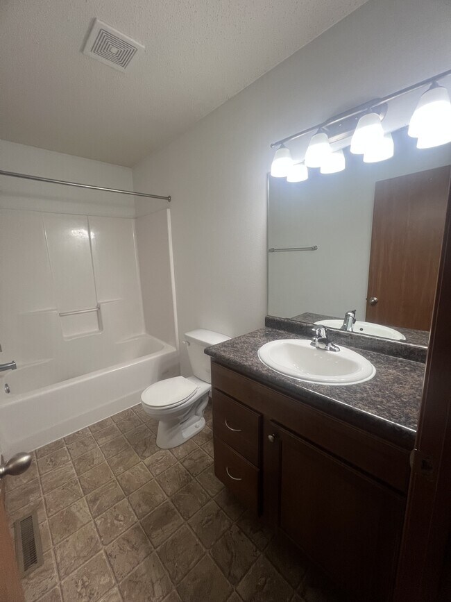 Building Photo - 4257 Estate Dr S