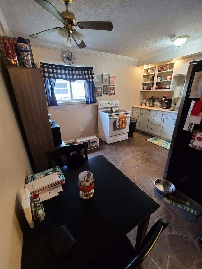 Building Photo - 3 Bedroom Plain Local Ranch