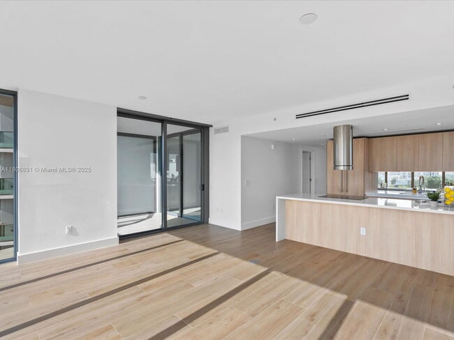 Building Photo - 9901 W Bay Harbor Dr