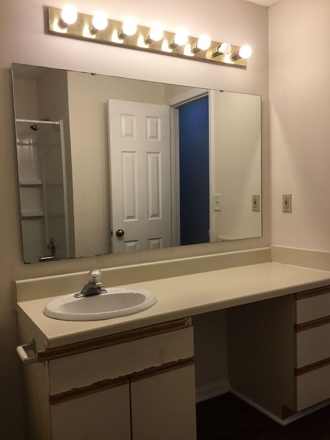 Building Photo - Located in Hunters Chase - 2 BR/2 BA w/ Fireplace, Office, & Landry Room ***MOVE-IN SPECIAL****