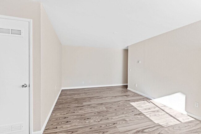 Building Photo - 400-402 Underhill Drive