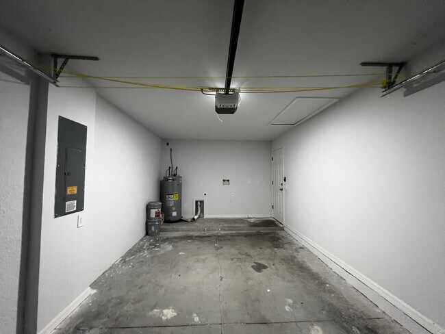 Building Photo - Haunt Your Dream Home: 3BR Duplex With Chi...