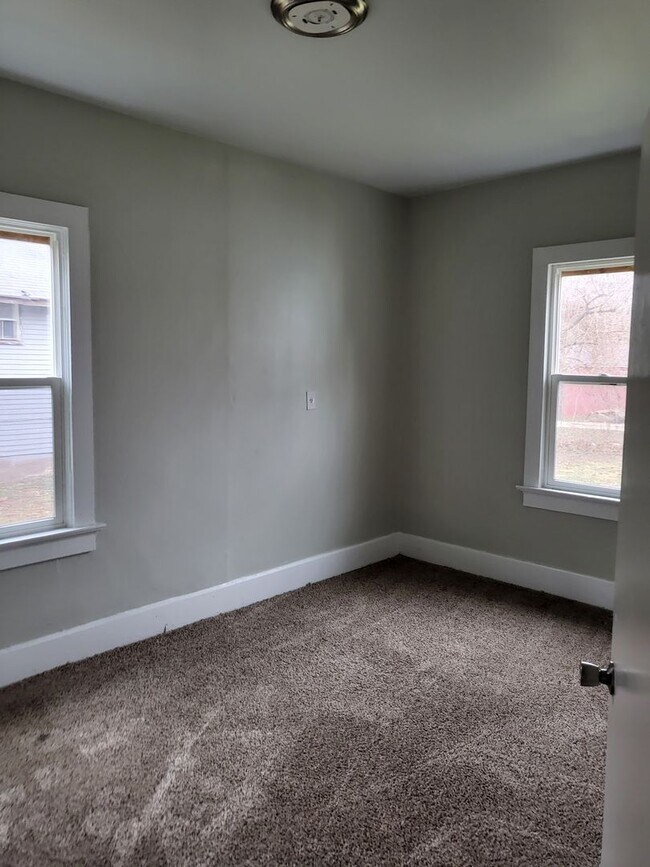 Building Photo - 4 Bed 1 bath - EHA Approved!