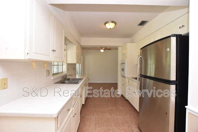 Building Photo - 204 Chaucer Ln