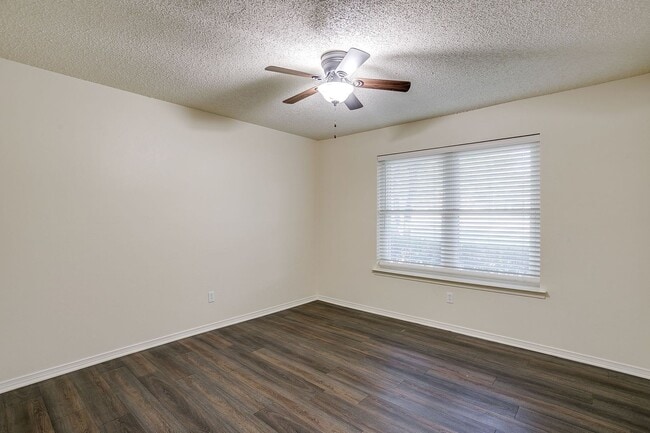 Building Photo - Amazing 4 Bedroom 2, Bath Home in Desirabl...