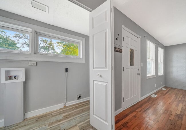 Building Photo - 2221 N 32nd St