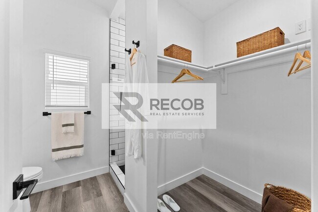 Building Photo - 832 Desty St