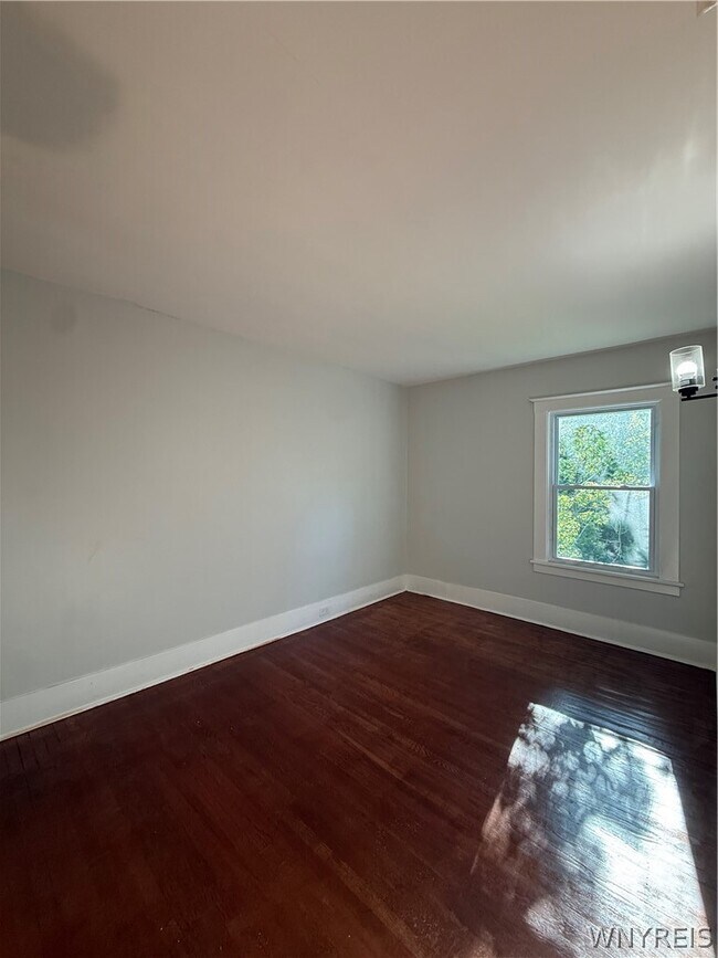 Building Photo - 301 Crestwood Ave