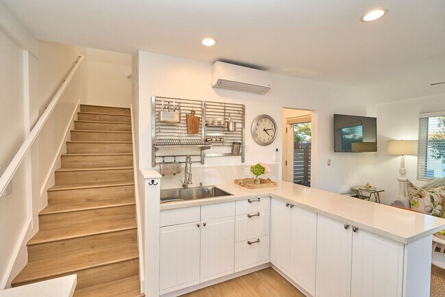 Building Photo - FURNISHED Modern One Bedroom+Loft Coronado! In Unit W/D! AC! Assigned Parking!