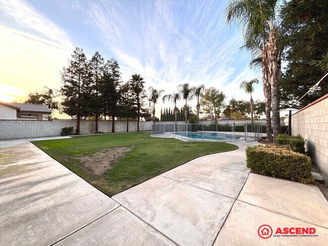 Building Photo - Lovely 5 Bedroom Home In River Oaks Area!