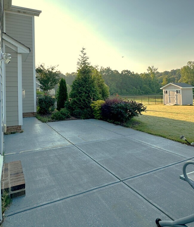 Building Photo - 2618 Snap Dragon Dr