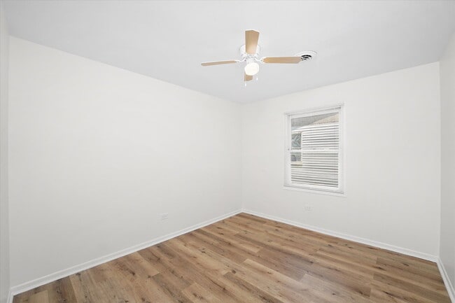 Building Photo - Updated 3-Bed/2-Bath Home with A Deck, Gar...