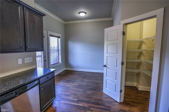 Building Photo - 3 br, 3.5 bath Townhome - 1304 Essex Manor...