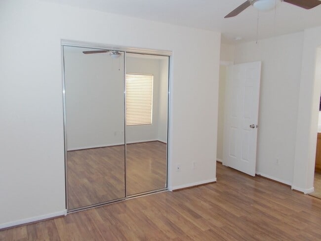 Building Photo - Come live the Las Vegas dream!