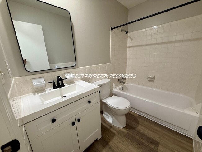 Building Photo - Stunning 1 Bedroom Apartment w/ Covered Pa...