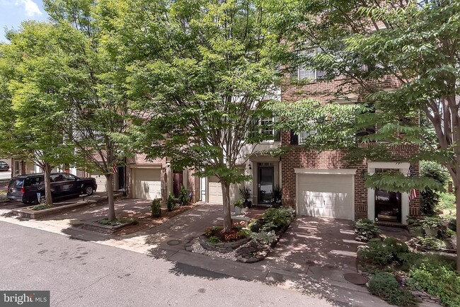 Building Photo - 4-level, 3-bedroom garage townhome