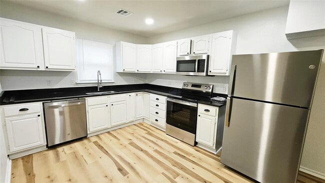 Building Photo - 4509 SE 26th St