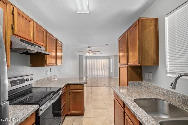 Building Photo - 653 W Guadalupe Rd